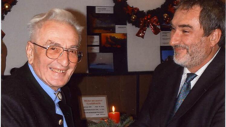 Im Dezember 2007 wurde Erich Kropf (links) für 70 Jahre Mitgliedschaft im Alpenverein ausgezeichnet. Die Ehrung nahm sein Sohn Stefan vor, der damals Vorsitzender der Sektion Bamberg war. Foto: privat