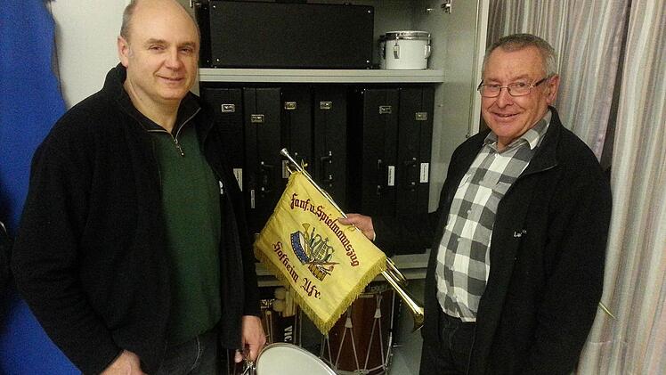 Bernd Werner und Ludwig Klarmann vor den Instrumentenschränken