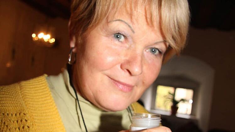 Rosemarie Georgi ist aus Aue bei Chemnitz zur Imkerschule gekommen. "Für privat möchte ich auch jeden Fall mal Kosmetik machen", sagt sie. Foto: Sonja Adam