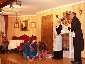 Turbulent ging es beim Theaterstück "Currywurst und Caviar" in Höfles zu. Das Bild zeigt (von links): Anita Zimmerlein, Hardy Hanuschke, Erika Schilt, Claudia Blinzler, Jürgen Fischer.  Foto: Heike Schülein