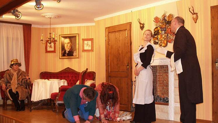 Turbulent ging es beim Theaterstück "Currywurst und Caviar" in Höfles zu. Das Bild zeigt (von links): Anita Zimmerlein, Hardy Hanuschke, Erika Schilt, Claudia Blinzler, Jürgen Fischer.  Foto: Heike Schülein