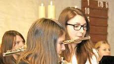 Die jungen Musikerinnen spielen an der Querflöte. Foto: Norbert Bechstein
