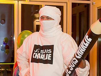 So kam Alex zur Prunksitzung der Coburger Narrhalla: Verhüllt als Muslim und mit einem spitzen Bleistift als Kalaschnikow in der Hand - dazu die Solidaritätsbekundung mit den Terroropfern von Paris: "Je suis Charlie". Anschließend sah sich Alex in den sozialen Netzwerken einem Shitstorm ausgesetzt. Foto: Albert Höchstädter