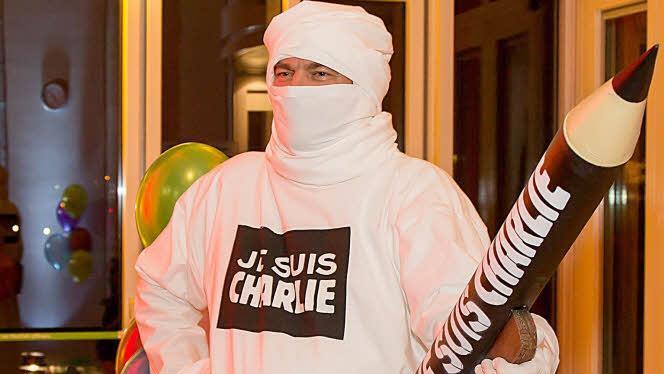 So kam Alex zur Prunksitzung der Coburger Narrhalla: Verhüllt als Muslim und mit einem spitzen Bleistift als Kalaschnikow in der Hand - dazu die Solidaritätsbekundung mit den Terroropfern von Paris: "Je suis Charlie". Anschließend sah sich Alex in den sozialen Netzwerken einem Shitstorm ausgesetzt. Foto: Albert Höchstädter
