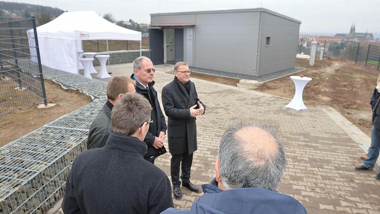 OB Starke und Stadtwerke-Chef Rubach hielten kurze Reden.Foto: Ronald Rinklef