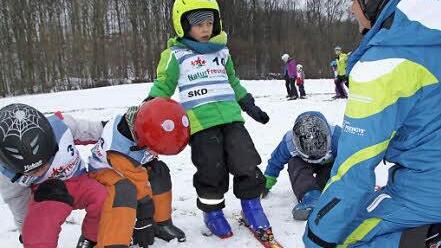 Natürlich muss der Ski gut sitzen, Jürgen Paul überprüft die Bindungen.