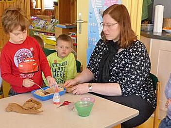 Erzieherin Katja Mertel bei der Arbeit mit dem Kindern Foto: Klaus-Peter Wulf