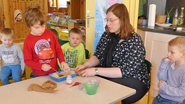Erzieherin Katja Mertel bei der Arbeit mit dem Kindern Foto: Klaus-Peter Wulf