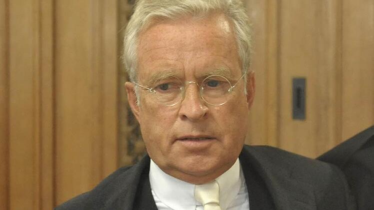 Verteidiger Johann Schwenn kritisiert den Nebenklägervertreter: "Man pöbelt eine Sachverständige nicht an." Foto: Peter Endig/dpa