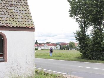 Im Gebüsch gegenüber der Flurkapelle am Kersbacher Ortsrand ereignete sich die versuchte Vergewaltigung einer 17-Jährigen.  Foto: Oswald