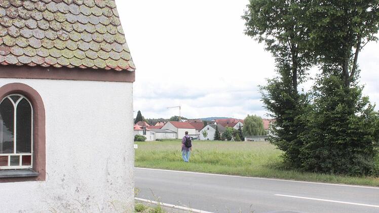 Im Gebüsch gegenüber der Flurkapelle am Kersbacher Ortsrand ereignete sich die versuchte Vergewaltigung einer 17-Jährigen.  Foto: Oswald