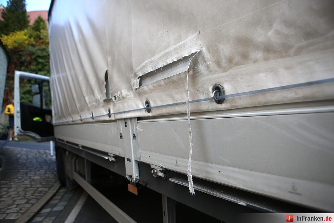 Irrfahrt durch Bamberger Altstadt endet fŸr Lkw festgefahren an Hauswand