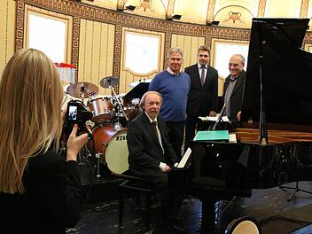 Foto-Termin: Pianist Christoph Staschowsky (vorne) spielte gestern das erste Kurkonzert auf dem neuen Förster-Flügel. Über die Neuanschaffung freuten sich Kurdirektor Frank Oette (2. von rechts) sowie Kurt Rieder (rechts) und Klaus Stebani vom Förderverein. Foto: Ralf Ruppert