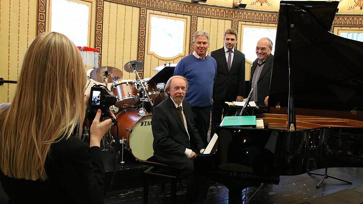 Foto-Termin: Pianist Christoph Staschowsky (vorne) spielte gestern das erste Kurkonzert auf dem neuen Förster-Flügel. Über die Neuanschaffung freuten sich Kurdirektor Frank Oette (2. von rechts) sowie Kurt Rieder (rechts) und Klaus Stebani vom Förderverein. Foto: Ralf Ruppert