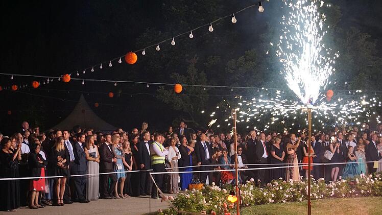 Das Barockfeuerwerk am Brunnen verzaubert die G&auml;ste. Foto: Pascale Ferry