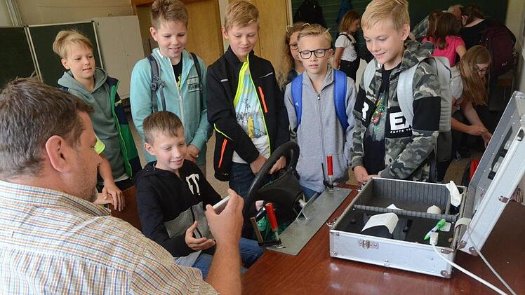 Ob Smartphone oder Musik über Kopfhörer, die  Aufmerksamkeit für den Straßenverkehr ist beeinträchtigt. Foto: Karl-Heinz Hofmann