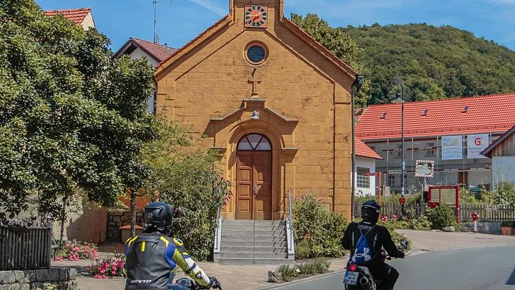 Motorradfahrer schätzen die Serpentinen.