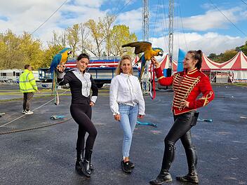 Nikita Frank, Natascha Frank und Deborah Lauenburger mit den Papageien Zitrone und Banane freuen sich schon auf die Zirkusdarbietungen in Bad Kissingen.