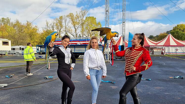 Nikita Frank, Natascha Frank und Deborah Lauenburger mit den Papageien Zitrone und Banane freuen sich schon auf die Zirkusdarbietungen in Bad Kissingen.