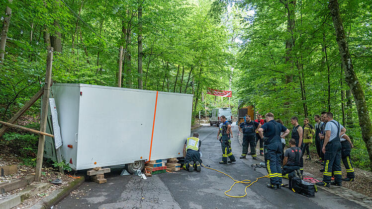 Tonnenschwerer Anhänger rollt unkontrolliert Straße hinab und erfasst Ehepaar: Tragischer Unfall bei Annafest-Aufbau in Forchheim