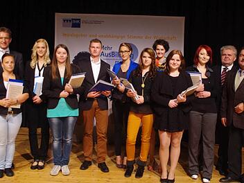 Das IHK-Gremium Kronach zeichnete die Prüfungsbesten von Kronach aus. Das Bild zeigt (von links) Hans Rebhan, Anne Rauh, Lisa Sünkel, Christina Schmidt, Jonas Zwosta, Katja Schmitt, Jana Rebhan, Lisa Angermüller, Jennifer Koch, Kristina Hoppe, Fred Wunder, Richard Rauh Foto: Heike Schülein
