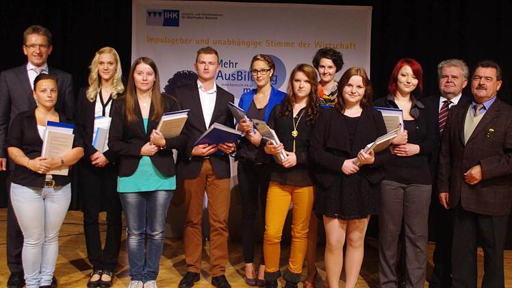 Das IHK-Gremium Kronach zeichnete die Prüfungsbesten von Kronach aus. Das Bild zeigt (von links) Hans Rebhan, Anne Rauh, Lisa Sünkel, Christina Schmidt, Jonas Zwosta, Katja Schmitt, Jana Rebhan, Lisa Angermüller, Jennifer Koch, Kristina Hoppe, Fred Wunder, Richard Rauh Foto: Heike Schülein