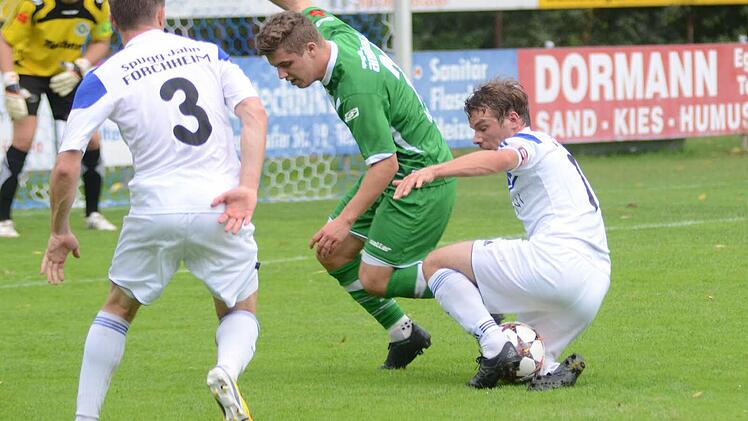 Für Jahn Forchheim um Tobias Eisgrub (Nummer 3) und Florian Clausnitzer (r.) setzte es gegen Ansbach eine 0:4-Schlappe.  Foto: herzopress