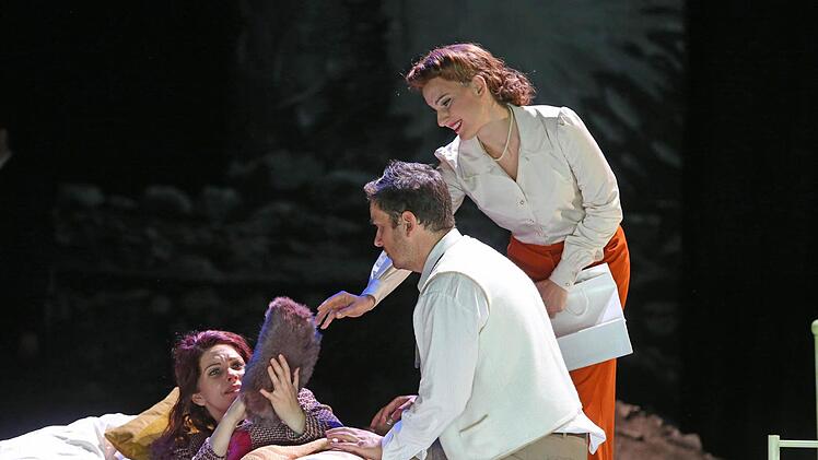 Szene aus der Neuinszenierung von "La Bohème" am Landestheater CoburgFoto: Henning Rosenbusch