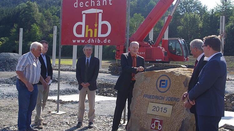 Mit einem symbolischen Hammerschlag wünschte Thomas Püls (vierter von links) dem Unternehmen Glück für die Zukunft. Mit im Bild ist (von links) Alois Dechant, Tobias Püls, Thomas Engel sowie (ab Zweiter von rechts) Landrat Oswald Marr und Zweiter Bürgermeister Oliver Skall. Foto: Schülein