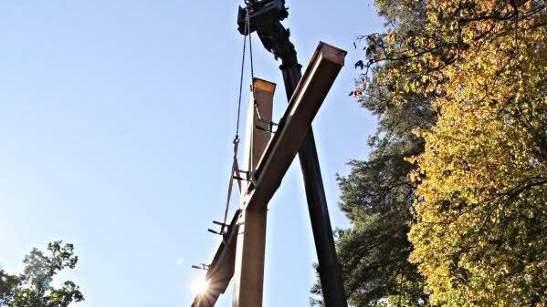 Obwohl noch keine Beleuchtung angebracht ist, strahlt das Kreuz auf dem Käpelle bereits im Sonnenlicht.  Fotos: Helmut WillObwohl noch keine Beleuchtung angebracht ist, strahlt das Kreuz auf dem Käpelle bereits im Sonnenlicht.  Fotos: Helmut Will