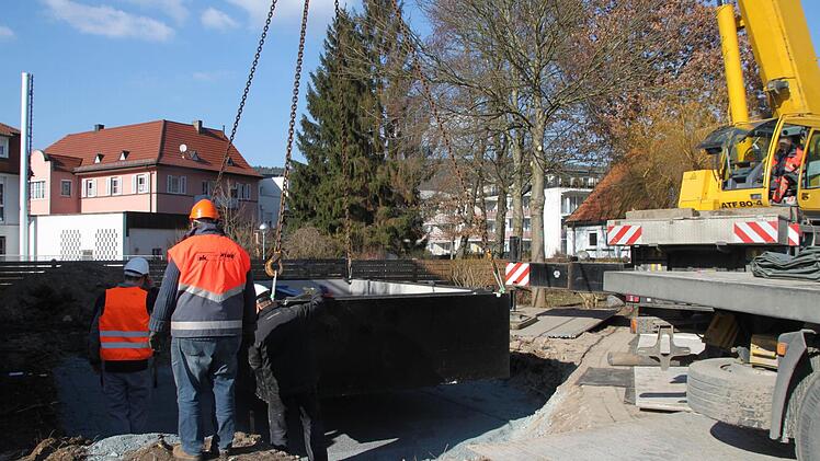 Erst wurde der "Keller" der Trafostation abgeladen.