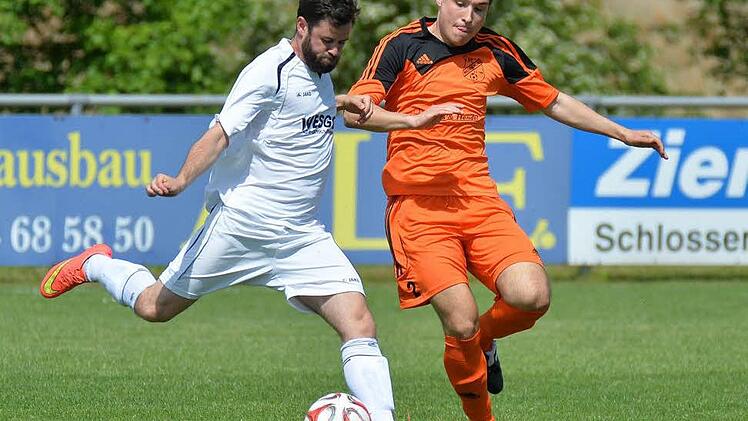 A-Klase 1: Die Gäste Frauenaurach (weiße Trikots) profitierten von zwei Eigentoren, andernfalls wären sie in Niederlindach nach dem Schlusspfiff wohl ohne Punkte dagestanden.