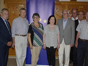 "Gold" verlieh Kreisverbandsvorsitzender Hans-Dieter Scherpf (l.) für 30-jährige Mitgliedschaft an (vordere Reihe, von links) Anton Köhler, Hanni Keidel, Ingeborg Löpsinger, Otmar Zimmer und Dieter Schubert. Foto: Winfried Ehling