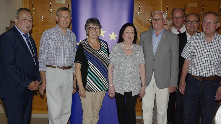 "Gold" verlieh Kreisverbandsvorsitzender Hans-Dieter Scherpf (l.) für 30-jährige Mitgliedschaft an (vordere Reihe, von links) Anton Köhler, Hanni Keidel, Ingeborg Löpsinger, Otmar Zimmer und Dieter Schubert. Foto: Winfried Ehling