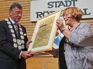 Gisela Böhnel überreicht Gerhard Preß die Ehrenbürgerurkunde zur Verabschiedung aus dem Amt als Bürgermeister. Fotos: Barbara Herbst,CT-Archiv Rainer Lutz