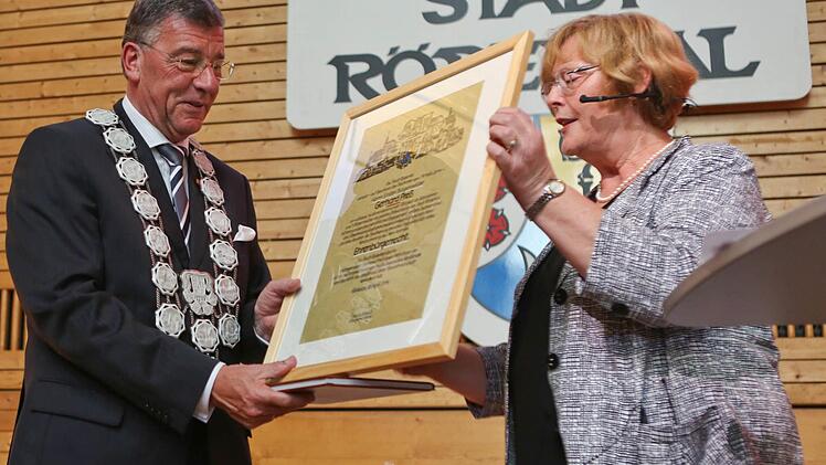 Gisela Böhnel überreicht Gerhard Preß die Ehrenbürgerurkunde zur Verabschiedung aus dem Amt als Bürgermeister. Fotos: Barbara Herbst,CT-Archiv Rainer Lutz