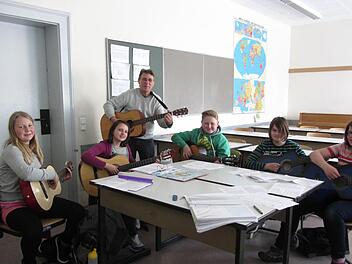 Unter der Anleitung von Reiner Babucke können die Schüler im Rahmen des Projekts "Eis" Gitarre lernen. Foto: Kreisjugendring