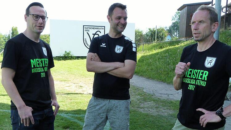 Drei mit Verantwortung beim VfR Katschenreuth: Von links Kapitän Martin Meisel, Spielleiter Christoph Kühn und Trainer Detlef Zenk. Foto: Werner ReißausFoto: Werner Reißaus