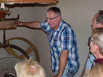 Im Stundentakt gab es die interessante Mühlenführung mit Benno Zellhan.  Fotos: Gerd Schaar