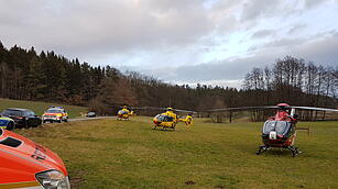Auto st&uuml;rzt nach Auffahrunfall bei Ansbach beinahe in Kl&auml;rbecken
