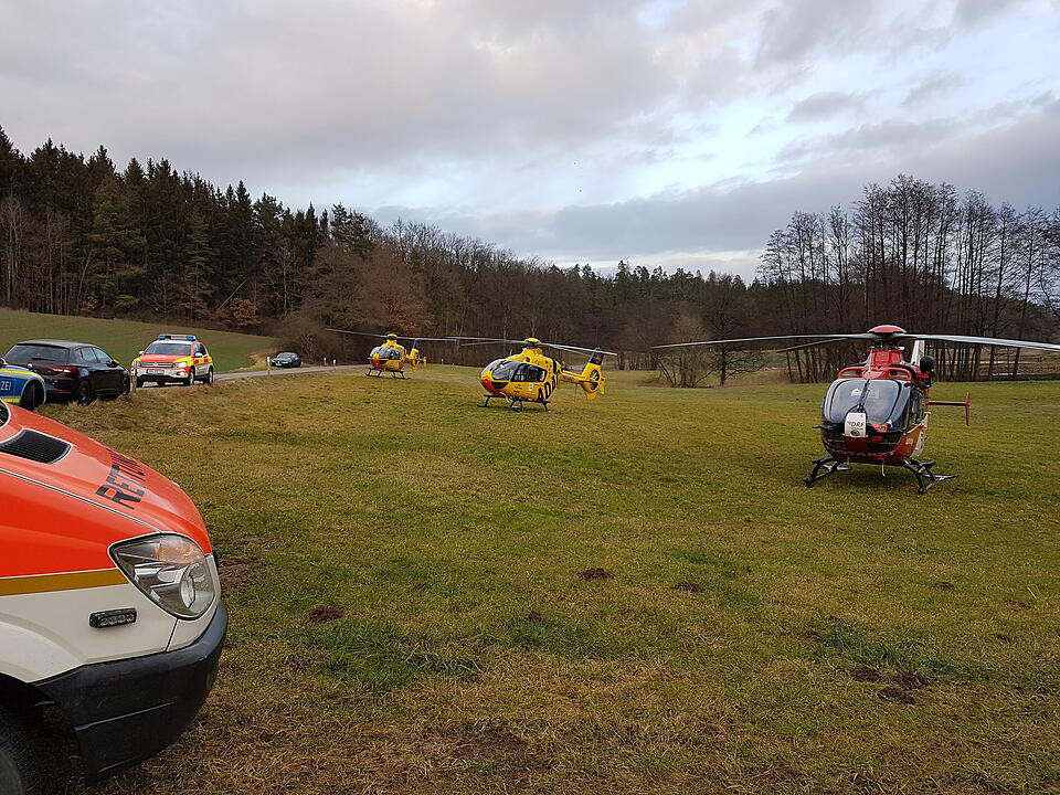 Auto stürzt nach Auffahrunfall bei Ansbach beinahe in Klärbecken