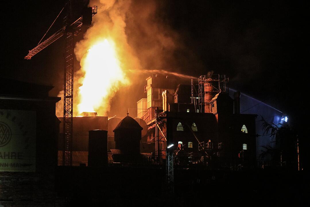 Malzfabrik Weyermann in Bamberg in Flammen: Einsatzkräfte kämpfen vor Ort gegen den Brand
