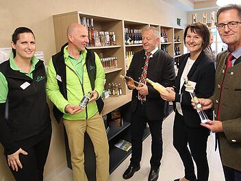 Einen Rundgang durch das Haus der Schwarzen Berge machten Jennifer Rother (stellvertretende Geschäftsführerin der Rhön GmbH), Thorn Plöger (Geschäftsführer der Rhön GmbH), der Bad Kissinger Landrat Thomas Bold, Landrätin Peggy Greiser (Schmalkhalden-Meiningen) und der stellvertretende Landrat Peter Suckfüll (Rhön-Grabfeld-Kreis). Foto: Dieter Britz