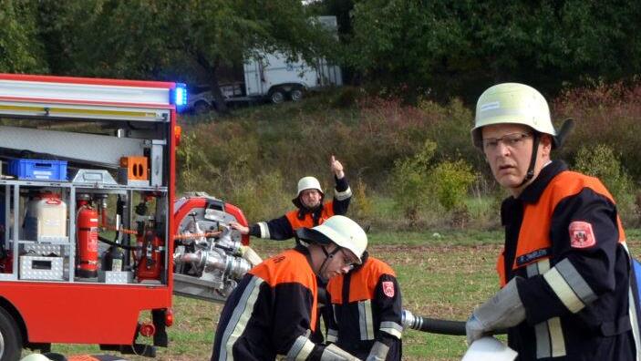 Zur Großübung auf einem Nüdlinger Aussiedlerhof wurden insgesamt sechs Wehren nach Nüdlingen gerufen. Foto: Peter Rauch