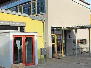 Die beiden Zugänge zur Spix-Schule bekommen einen neuen, gemeinsamen gläsernen Windfang.  Foto: Andreas Dorsch (Archiv)
