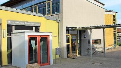 Die beiden Zugänge zur Spix-Schule bekommen einen neuen, gemeinsamen gläsernen Windfang.  Foto: Andreas Dorsch (Archiv)