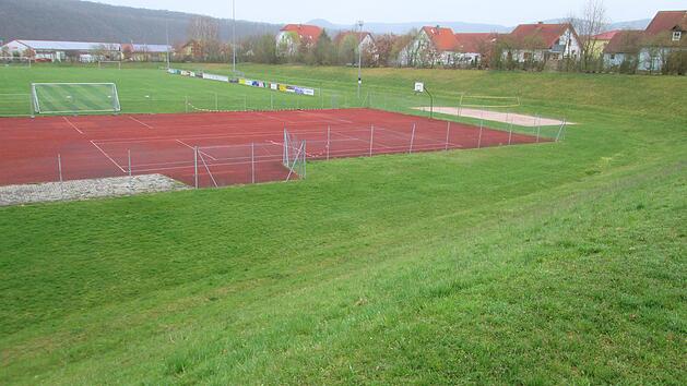 Zu steil zum M&auml;hen. Den Hang am Sportgel&auml;nde m&ouml;chte die Gemeinde Aura auff&uuml;llen.  Foto: Winfried Ehling