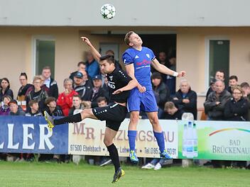 Der Sander Doppeltorsch&uuml;tze Adrian Reith (links) ist zum Kopfballduell mit dem Erlanger Jan Sperber hochgestiegen. Foto: Ralf Naumann