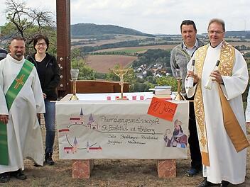 "Über ein gelungenes Jubiläum mit einem sehr schönen Gottesdienst in einer sehr harmonischen und tollen Atmosphäre" freuten sich (von links) Diakon Wolfgang Dömling, Jochen Müller (Strahlungen), Diakon Jochen Lauterwald, Petra Hein (Niederlauer), Burkhard Geißler (Salz), Pfarrer Martin Heim und Ramona Dinkel (Burglauer).  Foto: Manfred Mellenthin