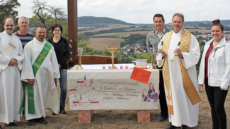 "Über ein gelungenes Jubiläum mit einem sehr schönen Gottesdienst in einer sehr harmonischen und tollen Atmosphäre" freuten sich (von links) Diakon Wolfgang Dömling, Jochen Müller (Strahlungen), Diakon Jochen Lauterwald, Petra Hein (Niederlauer), Burkhard Geißler (Salz), Pfarrer Martin Heim und Ramona Dinkel (Burglauer).  Foto: Manfred Mellenthin